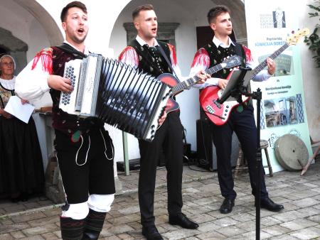 Ansambel bratov Sirc iz Adergasa je pritegnil pozornost obiskovalcev s petjem in igranjem